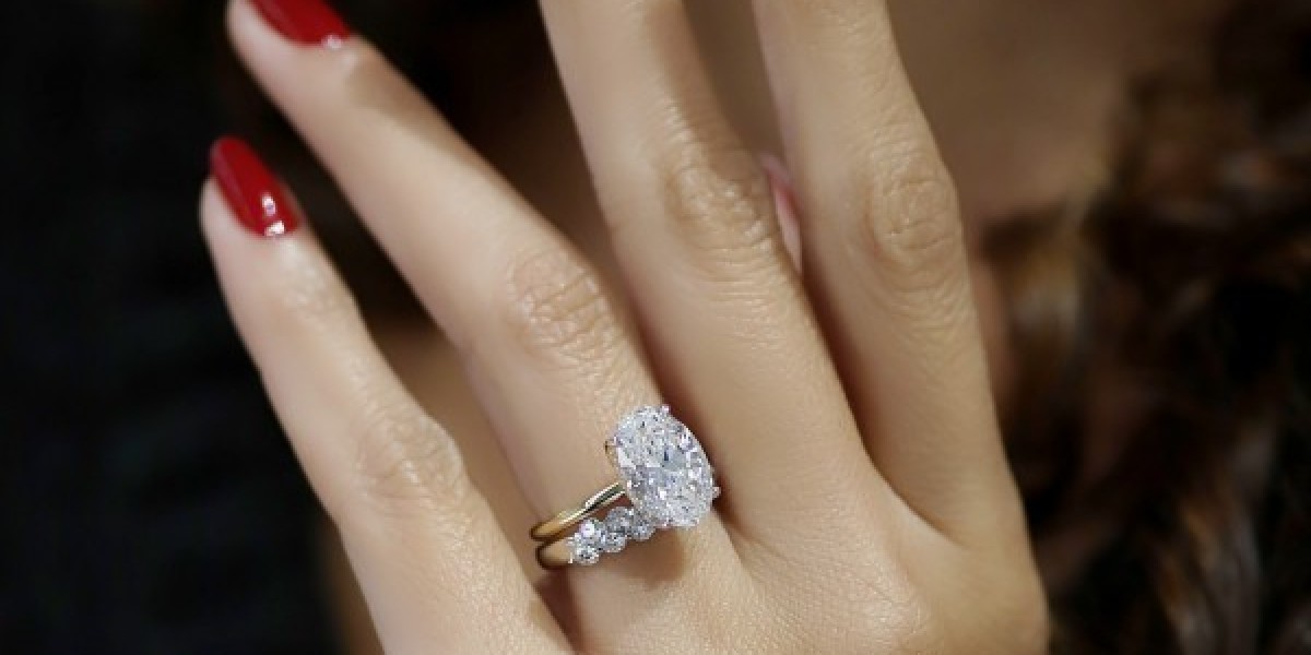 Oval vs. Round Diamond Engagement Rings: A Comparison