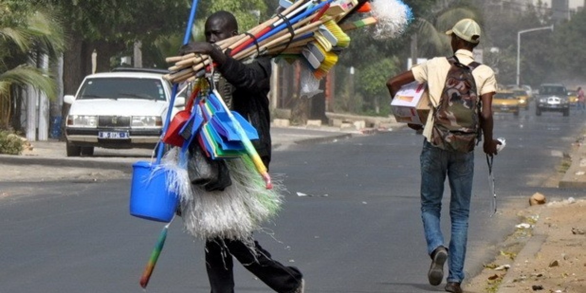 Les vendeurs ambulants, ces héros du quotidien qui font battre le cœur de la capitale